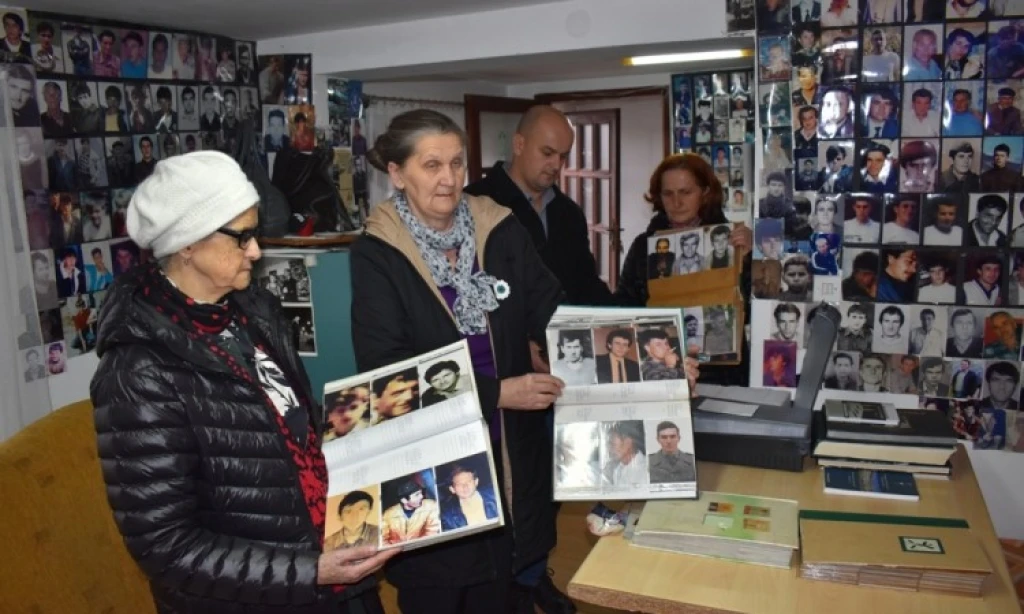 Doniranje fotografija Memorijalnom centru Srebrenica- Potočari