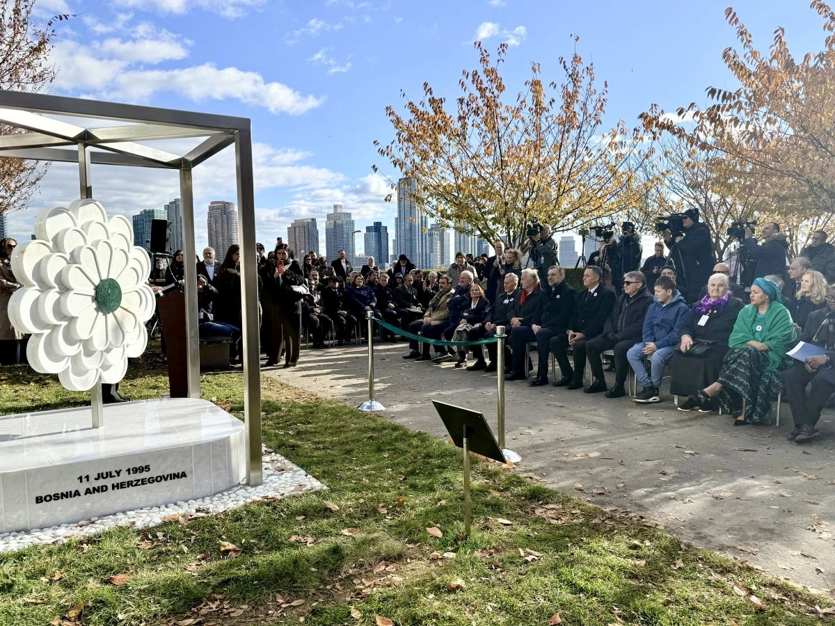 Otkrivanje spomenika ispred sjedništa UN-a