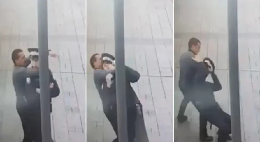 Policajca napao s leđa i počeo ga gušiti