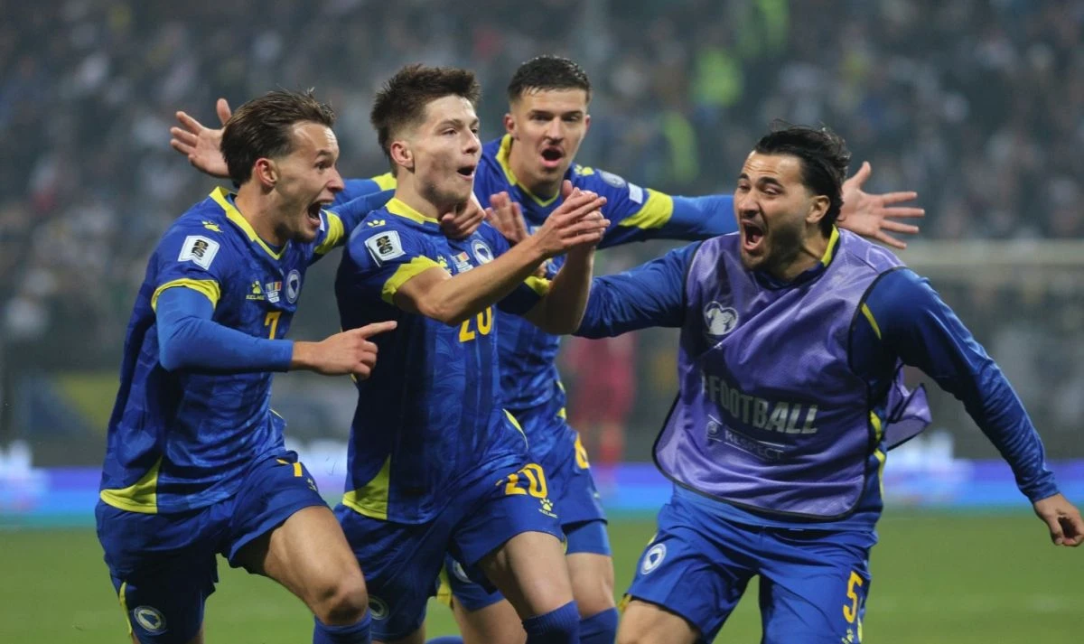 Bajraktarević sa saigračima slavi gol protiv Rumuna