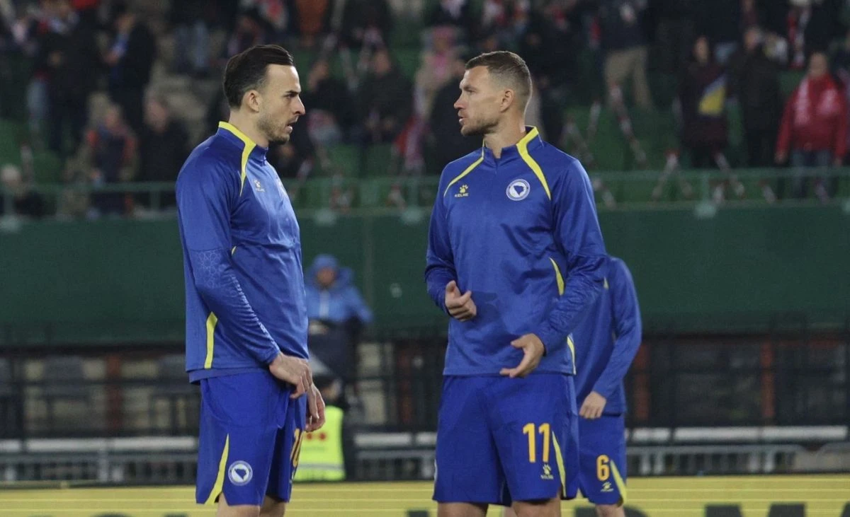 Haris Tabaković pomno sluša savjete Edina Džeke