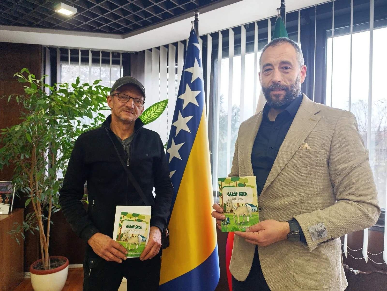 Beganović i Bulajić sa slikovnicom i bojankom