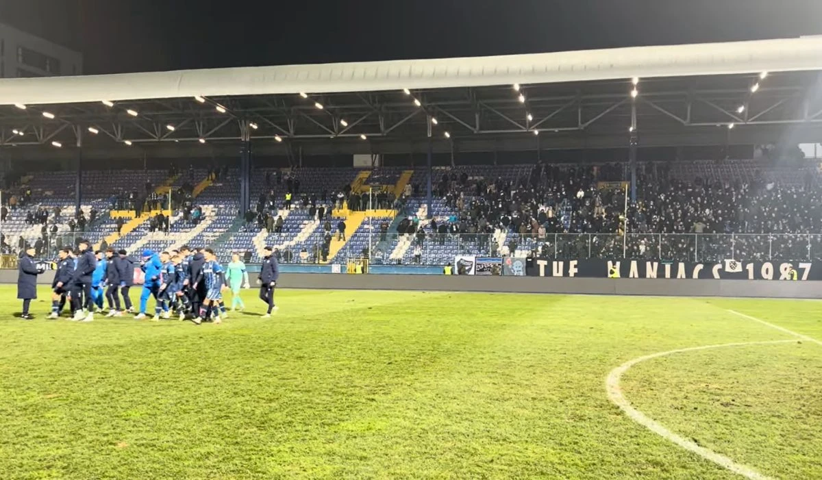 Manijaci nisu pozdravili fudbalere Plavih