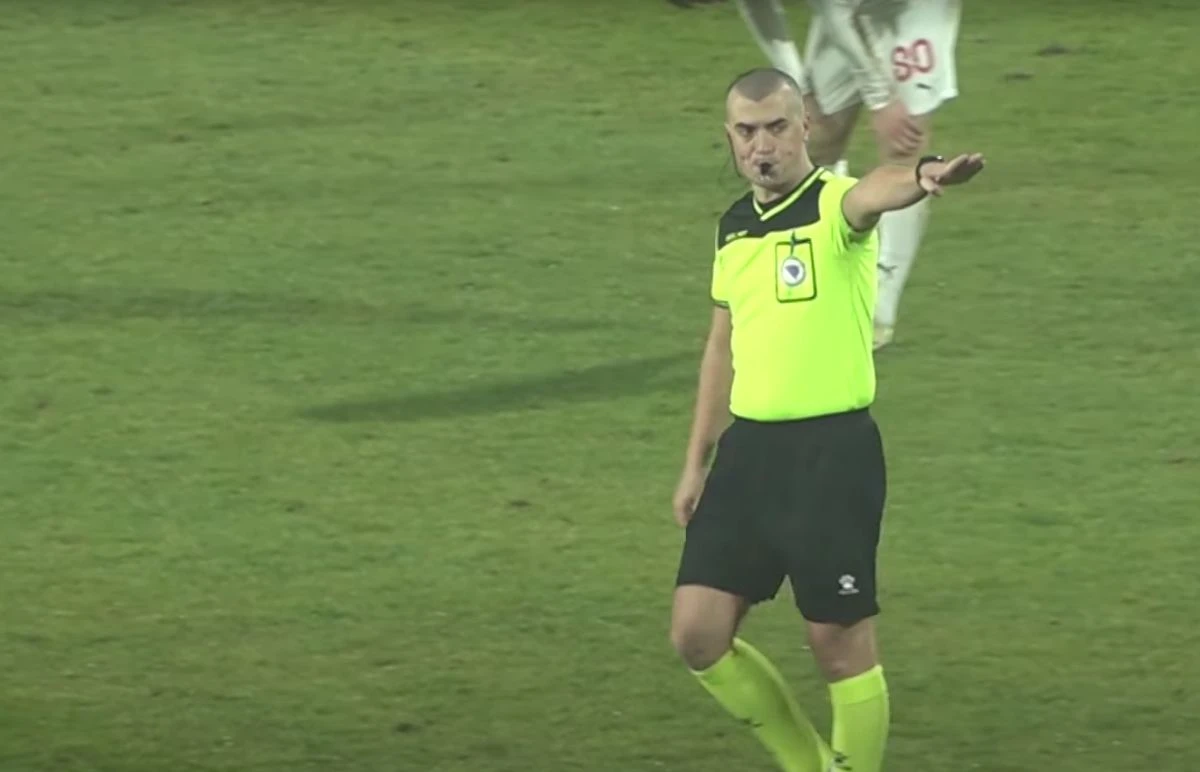 Efendić nakon utakmice pokazao dva crvena kartona