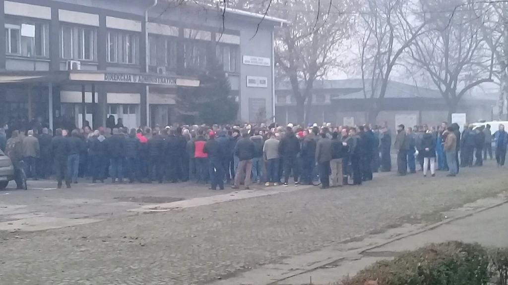 Skup radnika GIKIL-a pred zgradom Uprave