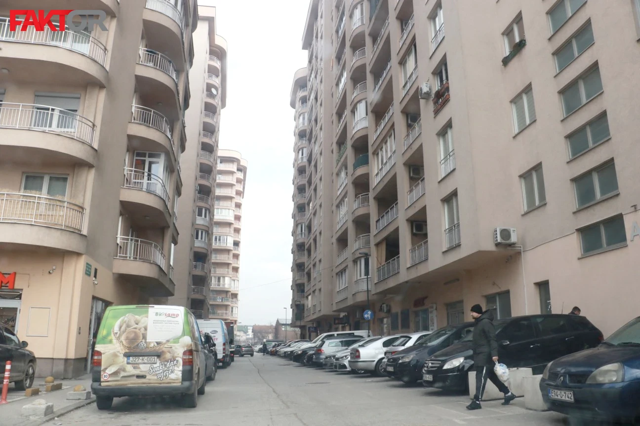 U naselju Stup oštećena vozila i staklo na ugostiteljskom objektu