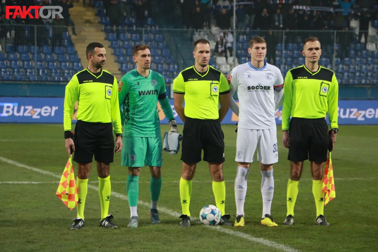 Faruk Gogić (bijeli dres) napušta Premijer ligu nakon dugog niza godina