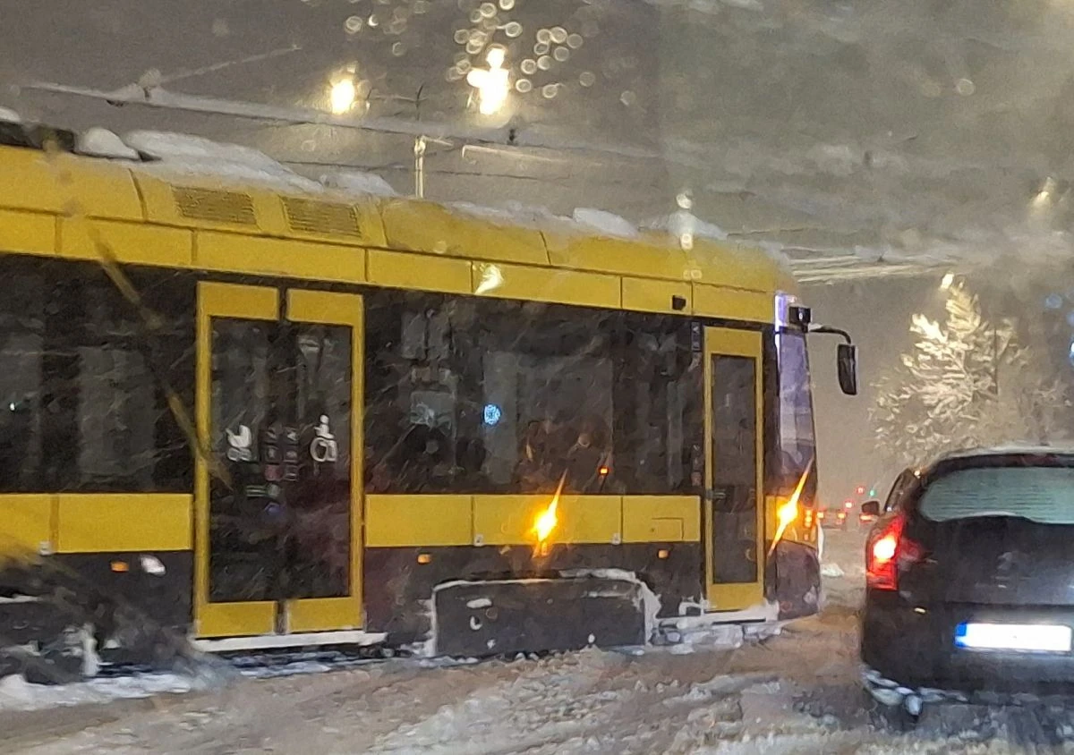 Tramvaji stoje nepomično na pruzi