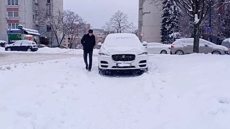 Ne koristite sprejeve za odleđivanje unutar kabine