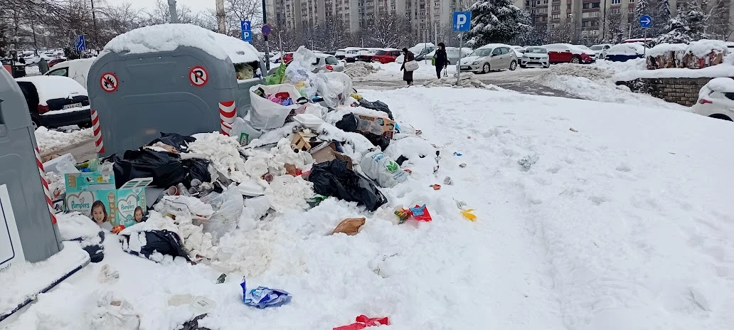 Građani zbog snijegom zatrpanih ulica ne mogi ni prići kontejnerima