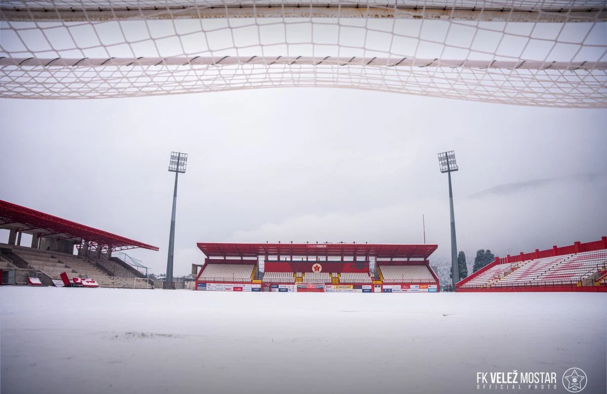 Snježni pokrivač okovao stadion Rođeni