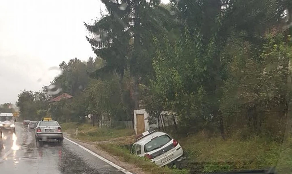 policijsko auto u kanalu