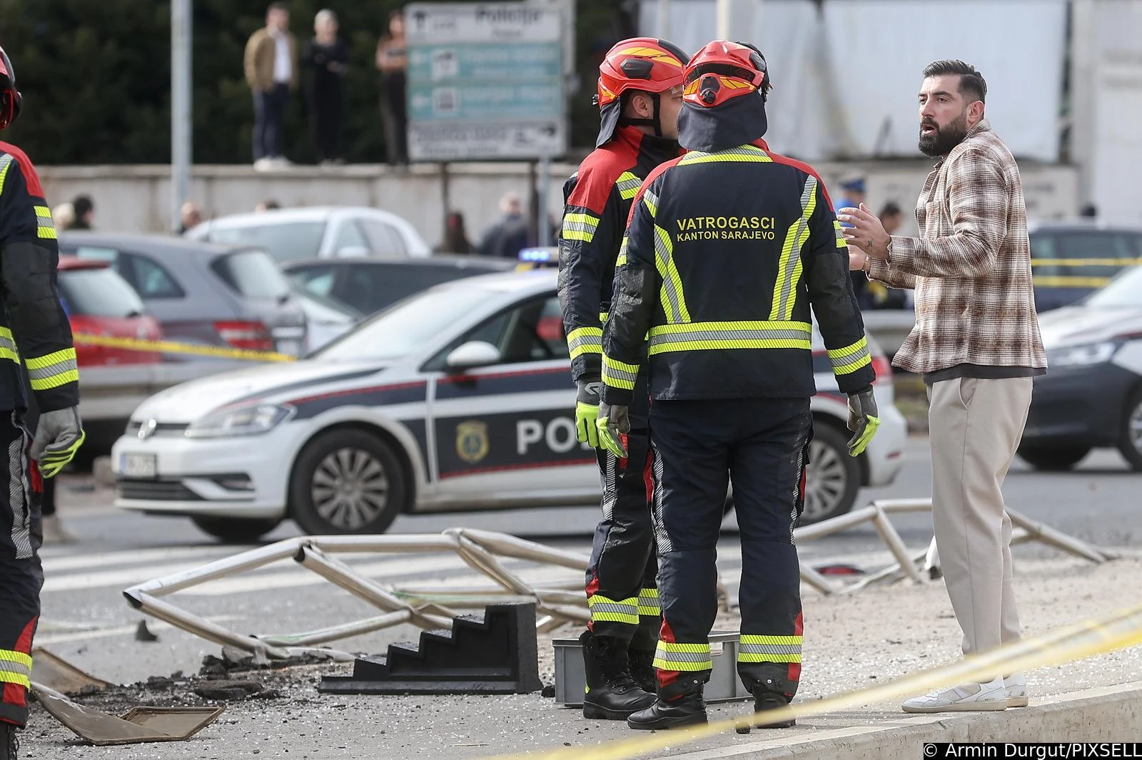 Šokirani očevidac u razgovoru s vatrogascima