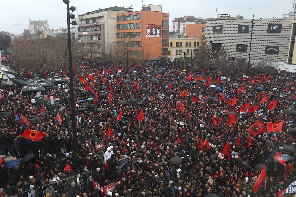Tisuće građana na Kosovu traže pravdu za bivše vođe OVK kojima se sudi u Haagu