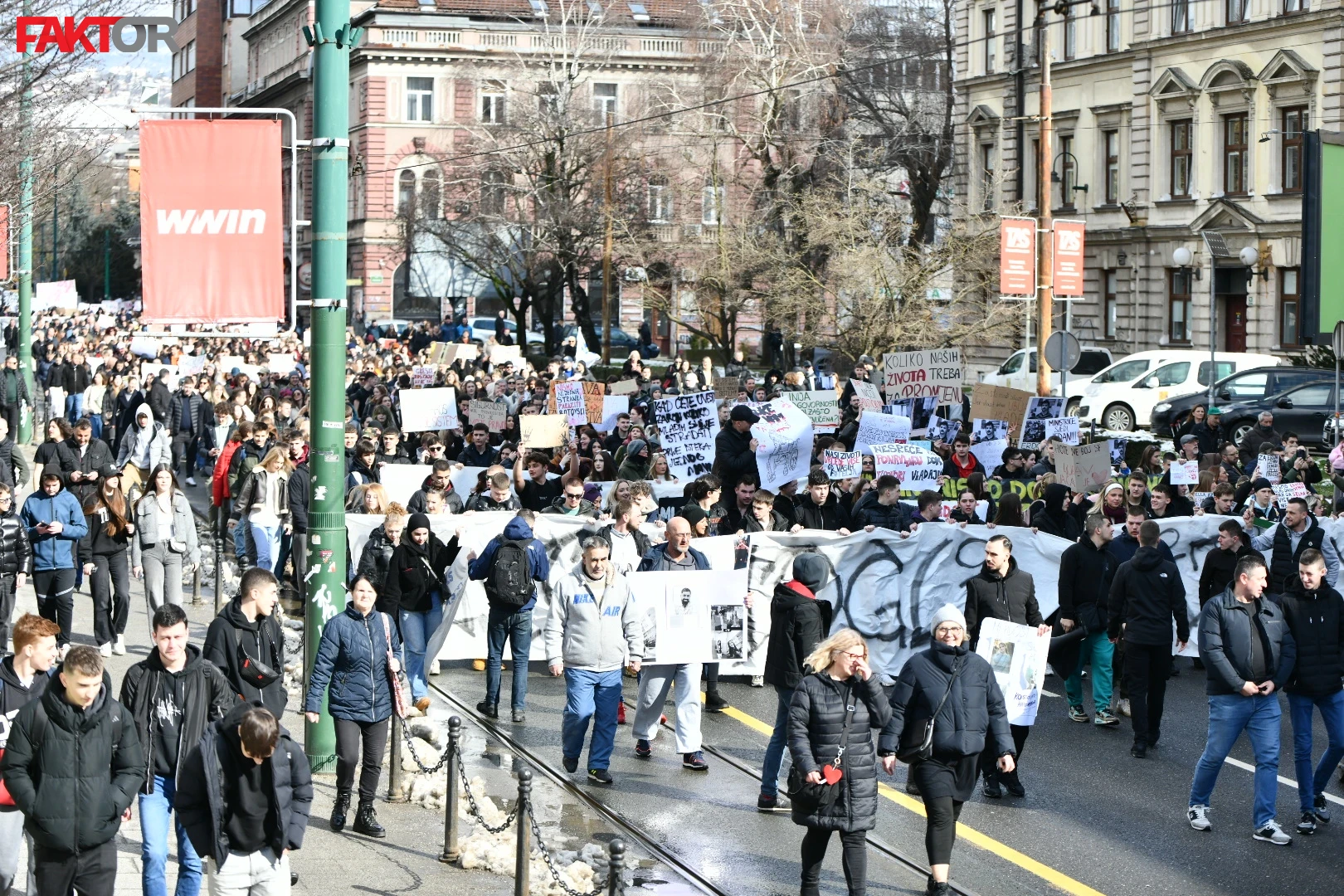 Okupljanje pred Zemaljskim muzejom BiH