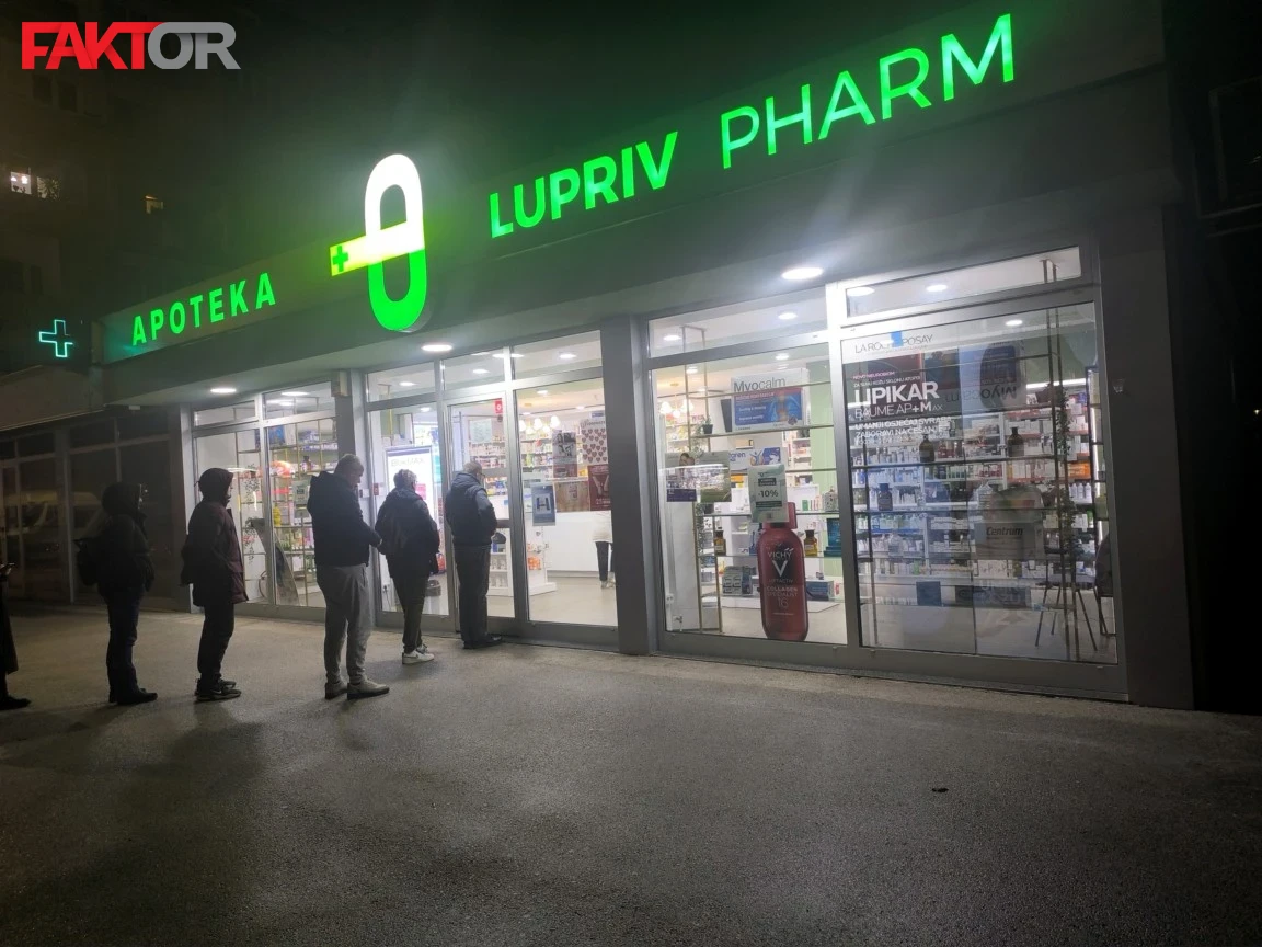 Uviđaj je završen te se stvorio red pred apotekom