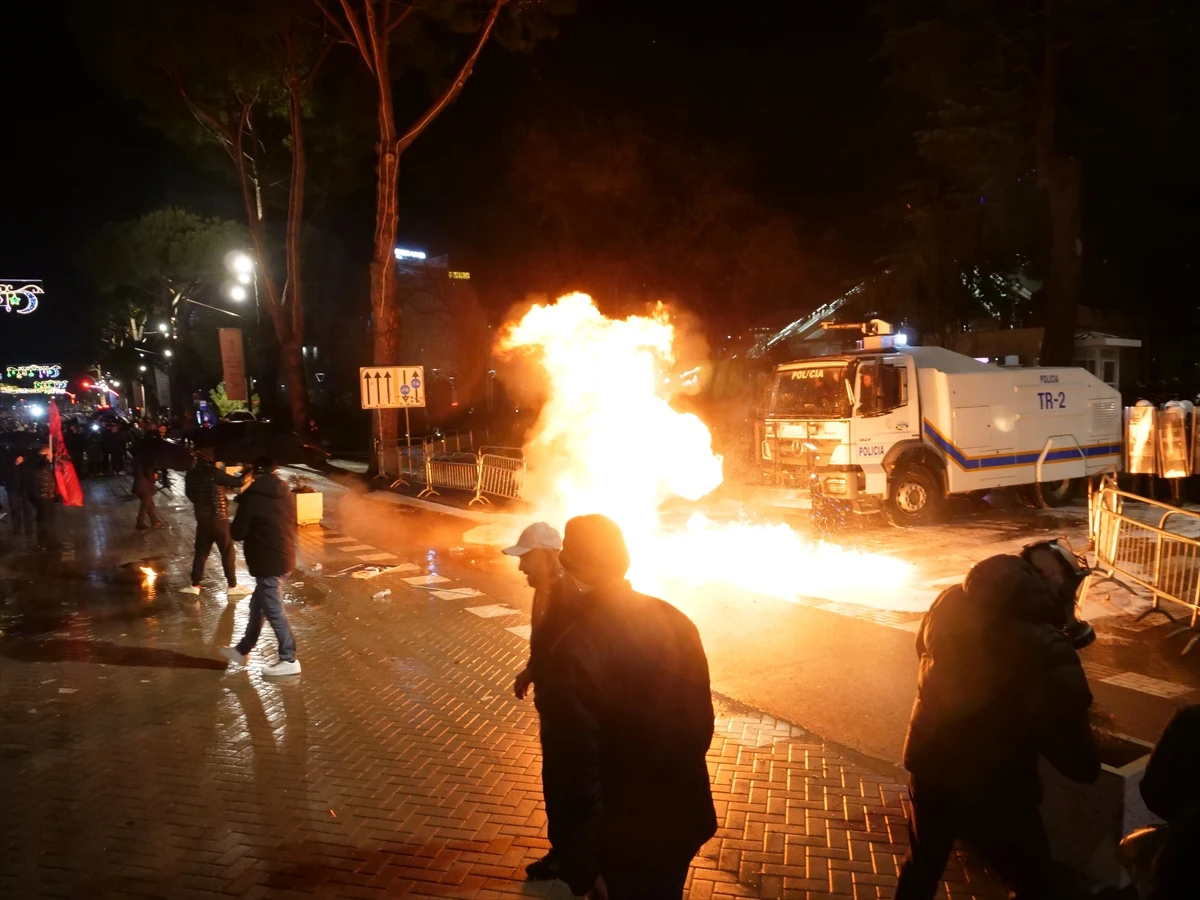 Prosvjednici u Tirani bacali molotovljeve koktele na zgradu vlade, policija odgovorila vodenim topovima