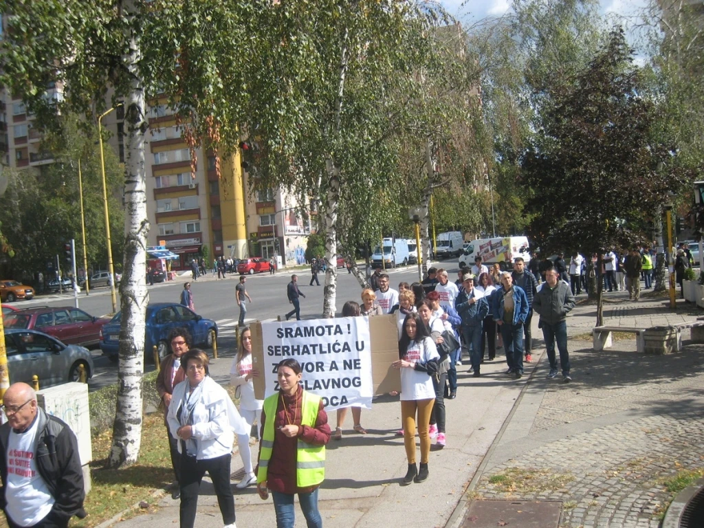 protest kupaca iz zgrade 15. maj u Tuzli