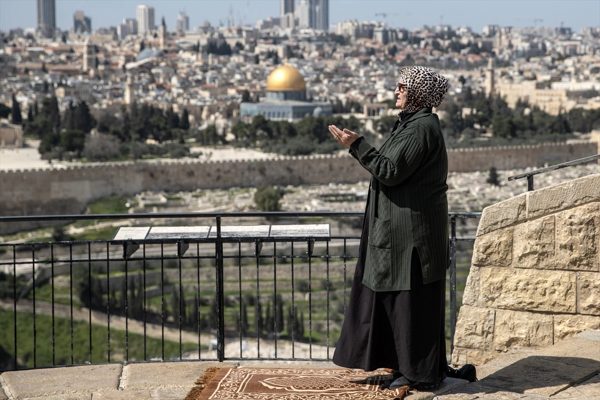 Palestinka obavlja podnevne molitve na Maslinovoj gori nakon što je Izrael zatvorio džamiju Al-Aqsa