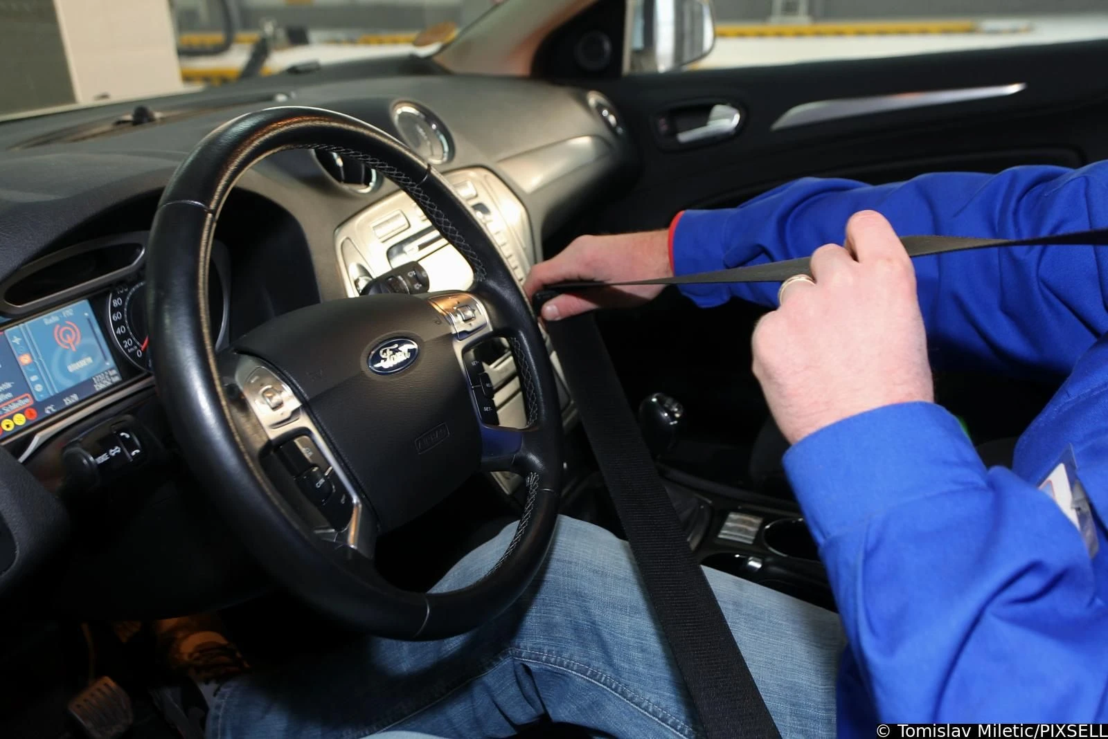 Mnogi ljudi to ne primjećuju: Znate li čemu služi mali gumb na sigurnosnom pojasu?