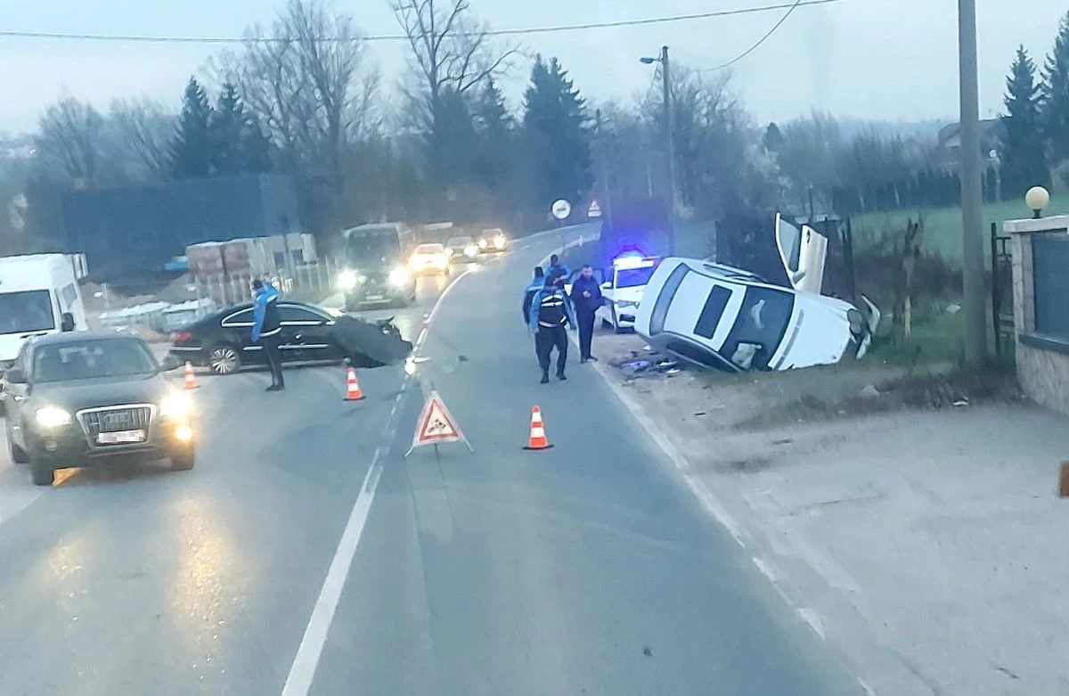 Četvero povrijeđenih u sudaru dva automobila i kamiona kod Živinica, jedna žena u teškom stanju