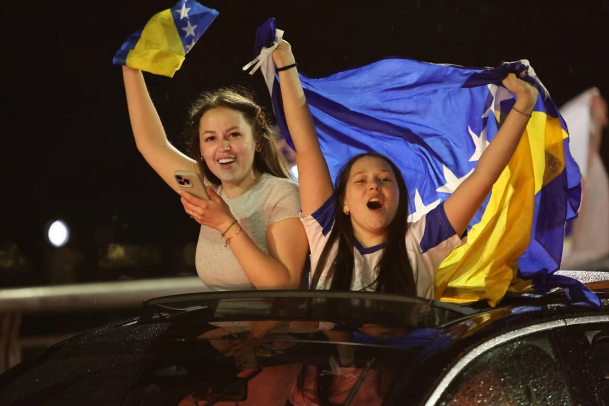 Slavlje u Bihaću: Pune ulice, kolone automobila, podignute zastave i zapaljene baklje