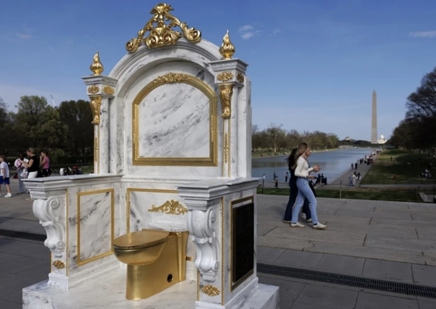 Zlatna WC školjka postavljena u blizini Bijele kuće: “Odajemo počast vizionaru Trumpu”