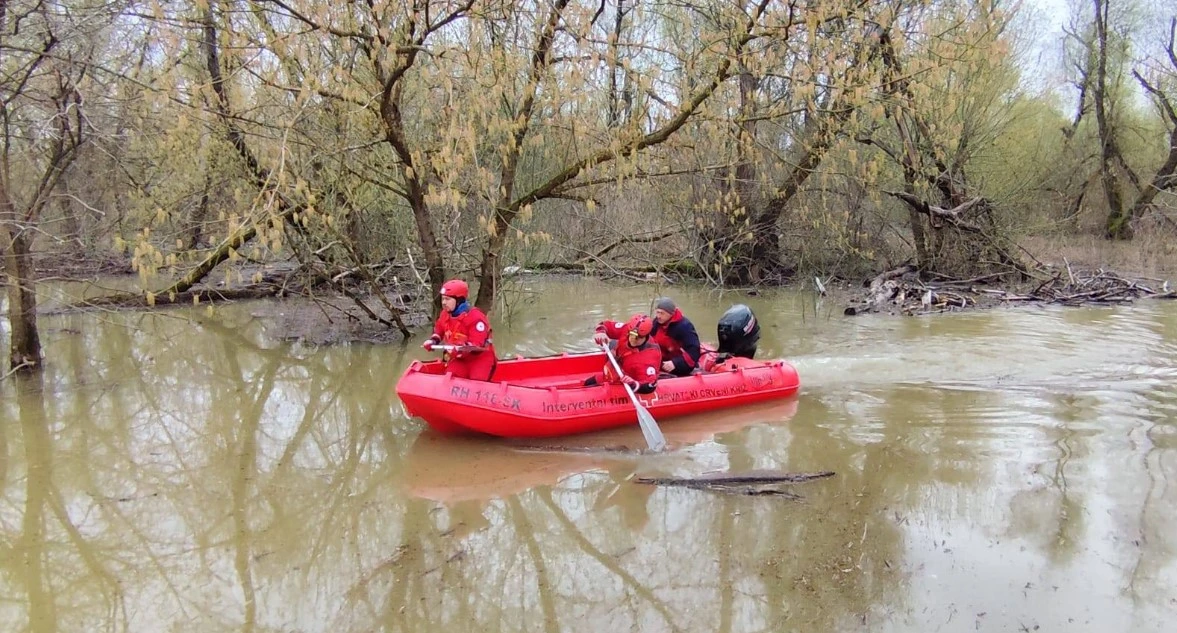 Preživjeli noć na granama: U akciji spašavanja na Savi dosad spašeno 30 ljudi
