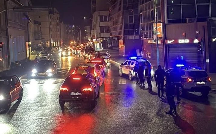 Dvojac “visio” s prozora Mitsubishija, nakon upozorenja vozač se potukao s policajcima