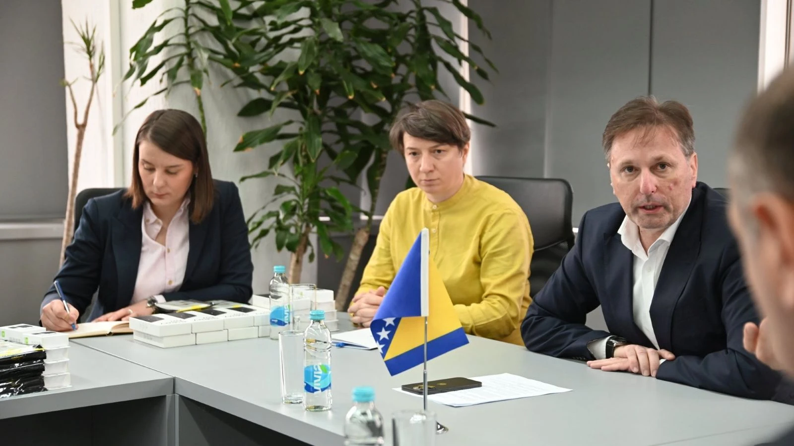 Ministar Hrnjić podijelio telefone