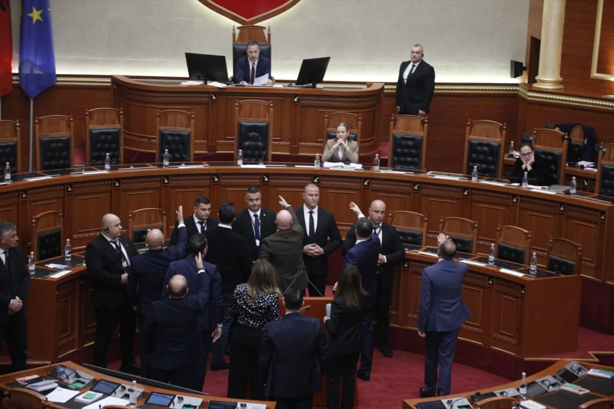 Tenzije u albanskom parlamentu: Sjednica prekinuta zbog blokade govornice