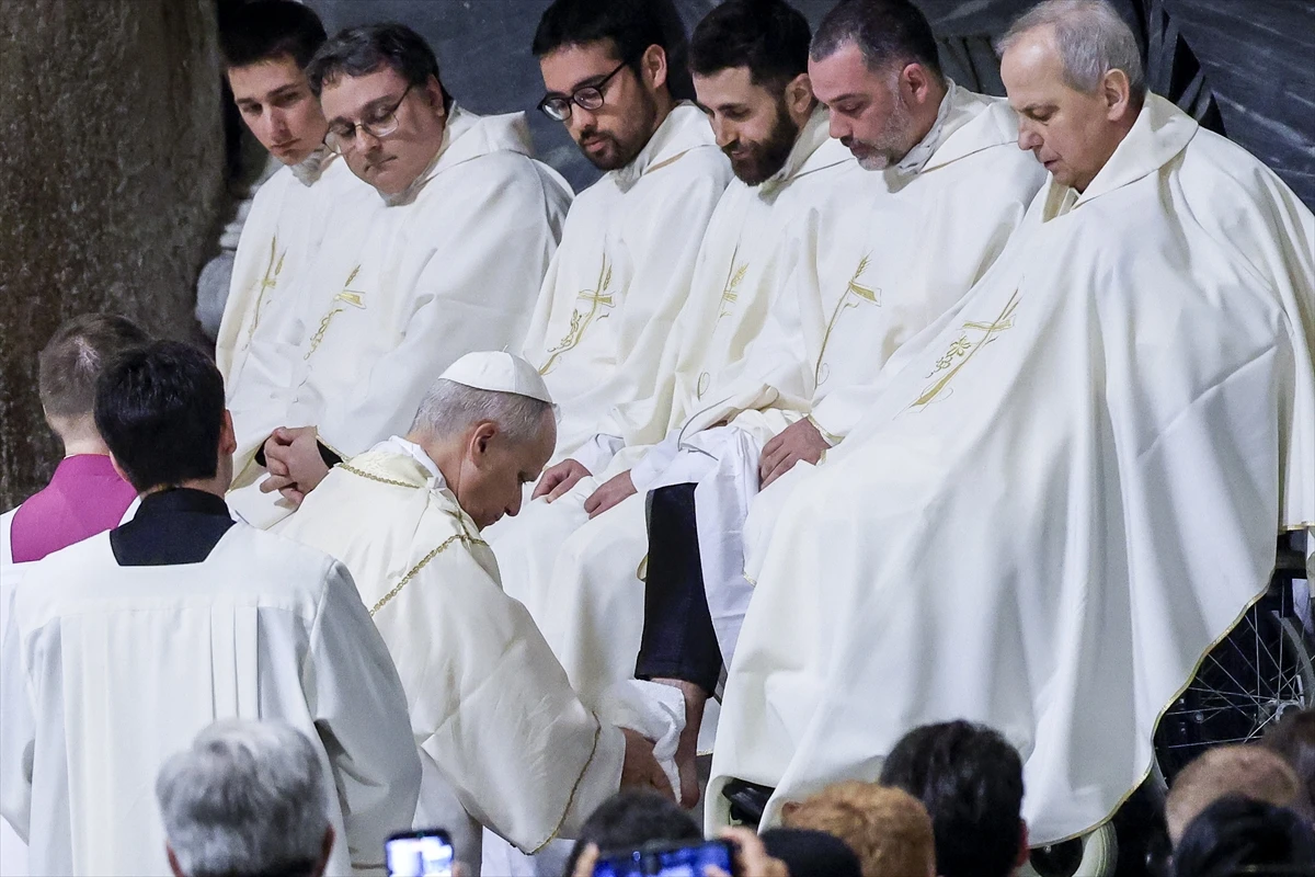 Papa Leo prisustvuje obredu pranja nogu na Veliki četvrtak