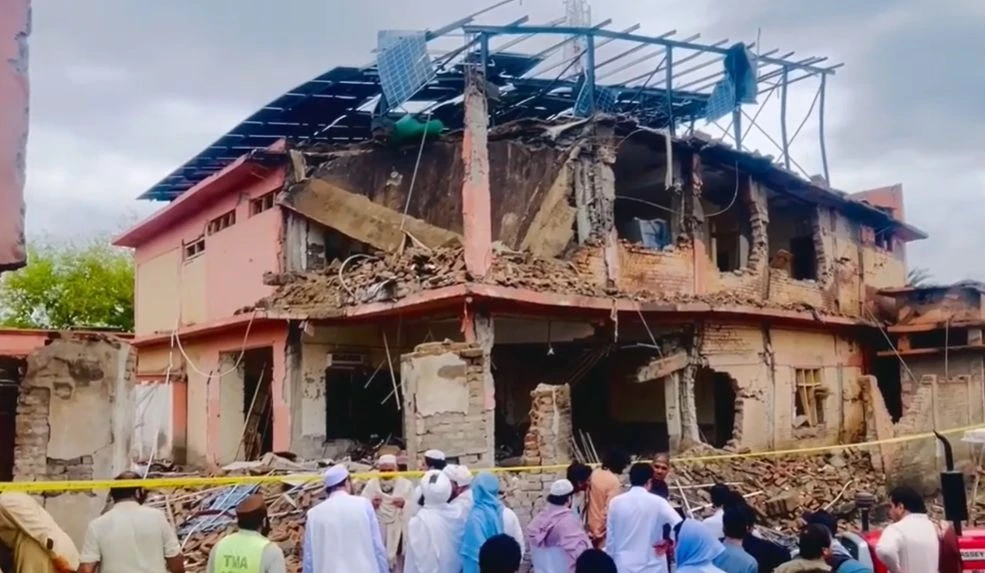 Pet osoba ubijeno je u samoubilačkom napadu automobilom bombom na policijsku postaju u Pakistanu