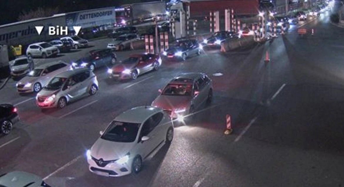 Kilometarske kolone na granicama: Bh. građani dolaze kući, čekaju osam sati na naplatnoj kućici