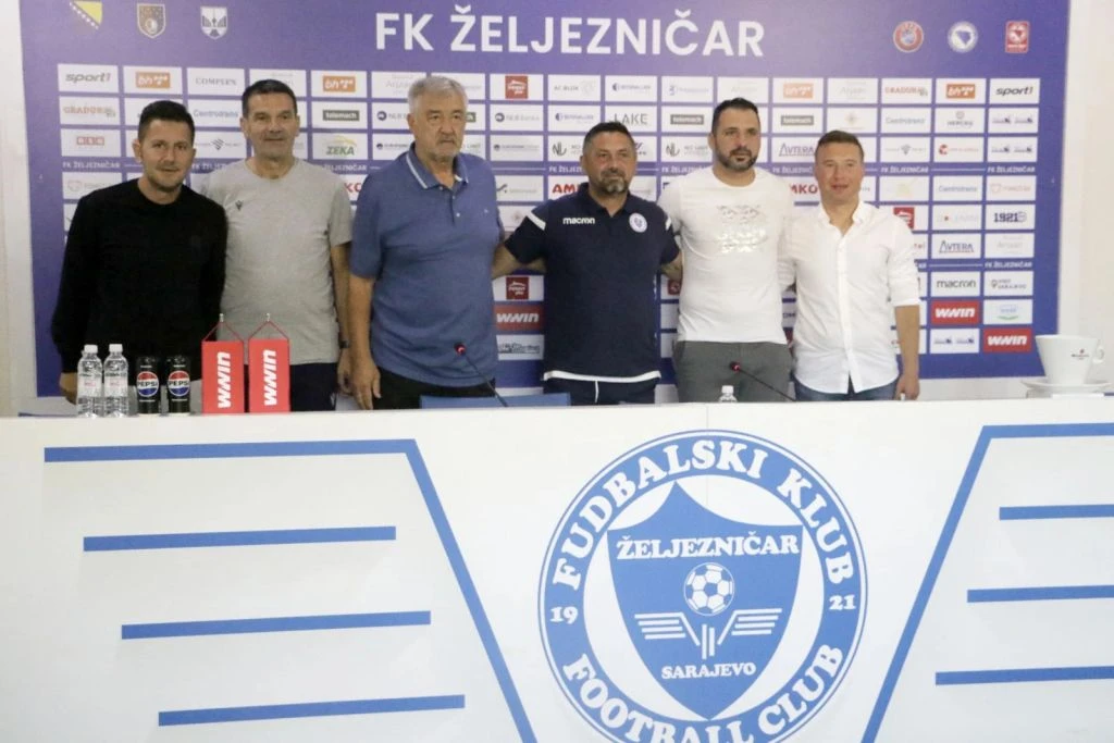 Kametović (prvi s desna)