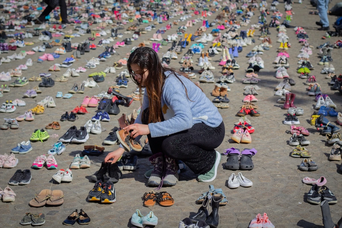 Tisuće cipela na trgu u Amsterdamu u znak sjećanja na ubijenu palestinsku djecu i novinare