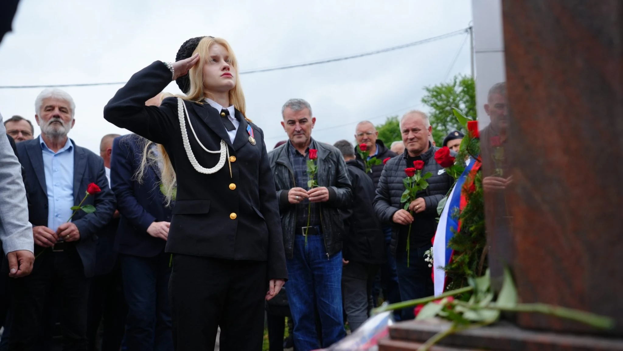 Kćerka ruskog dobrovoljca Aleksandra Kravčenka ispred spomenika u Višegradu