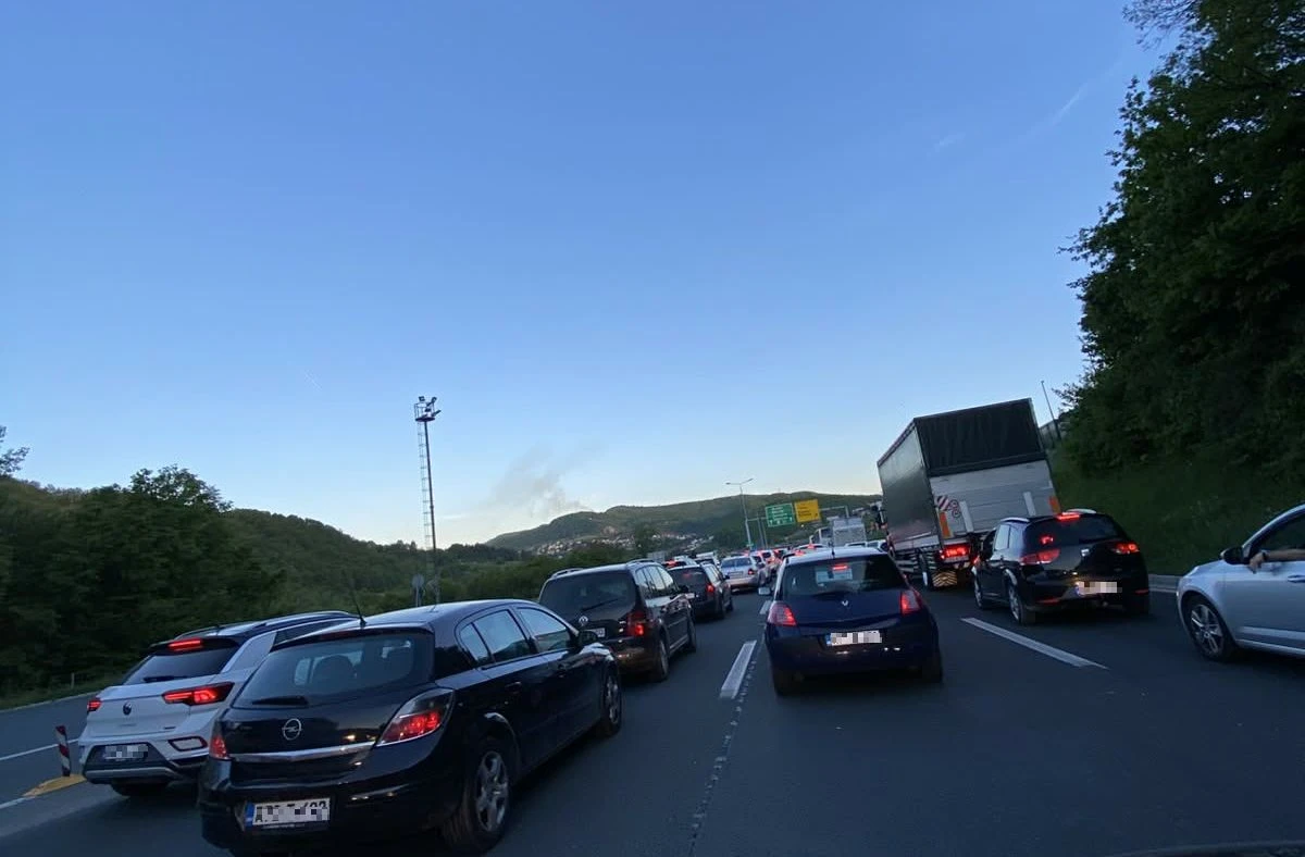 Kolone vozila formirane su odmah nakon naplatnih kućica
