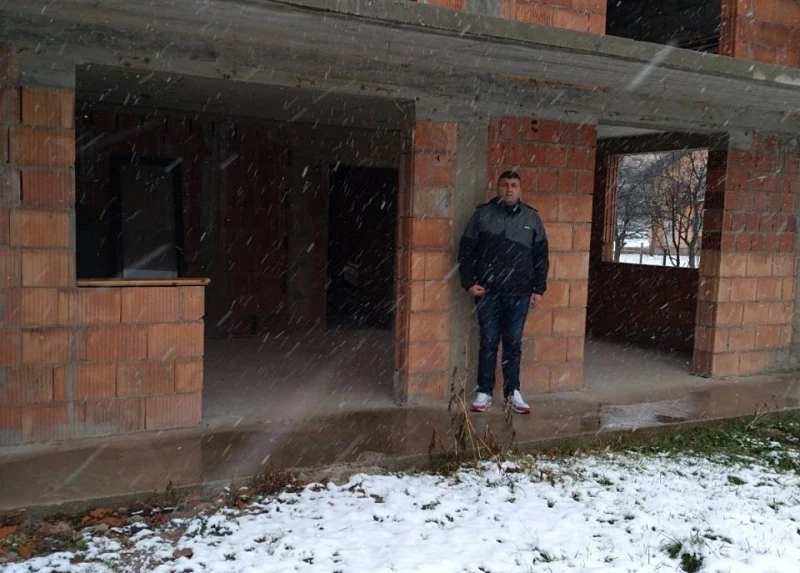 Sejdalija Bujaković ispred nedovršene kuće u Brezi