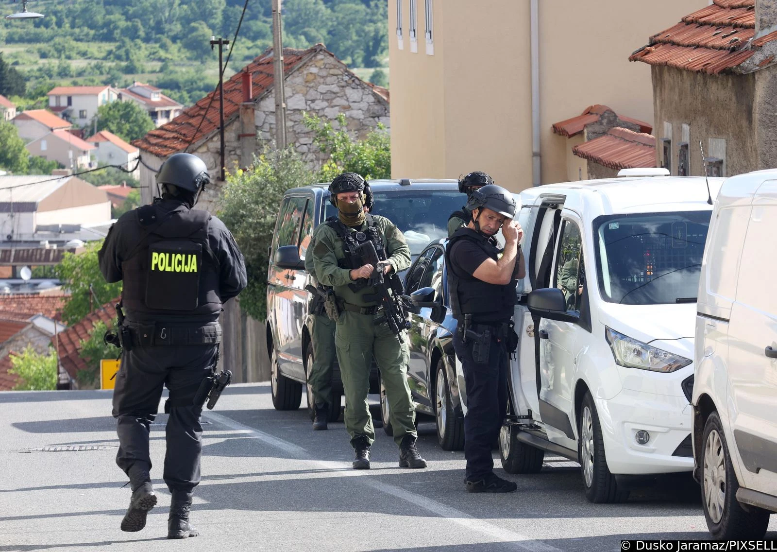 Jake policijske snage u Drnišu