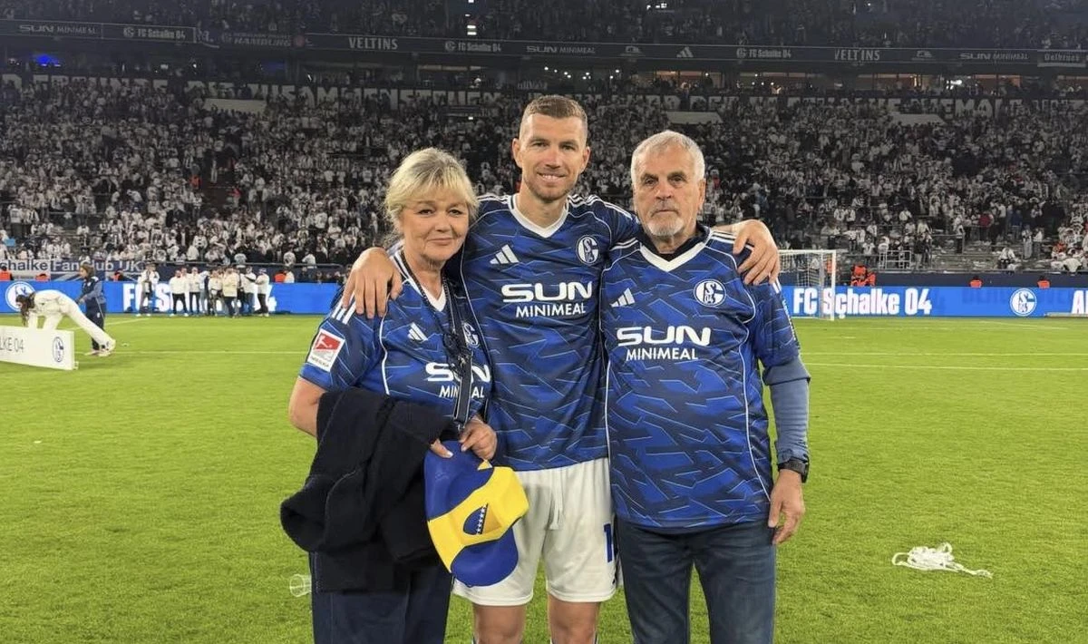 Edin Džeko sa majkom Belmom i ocem Midhatom