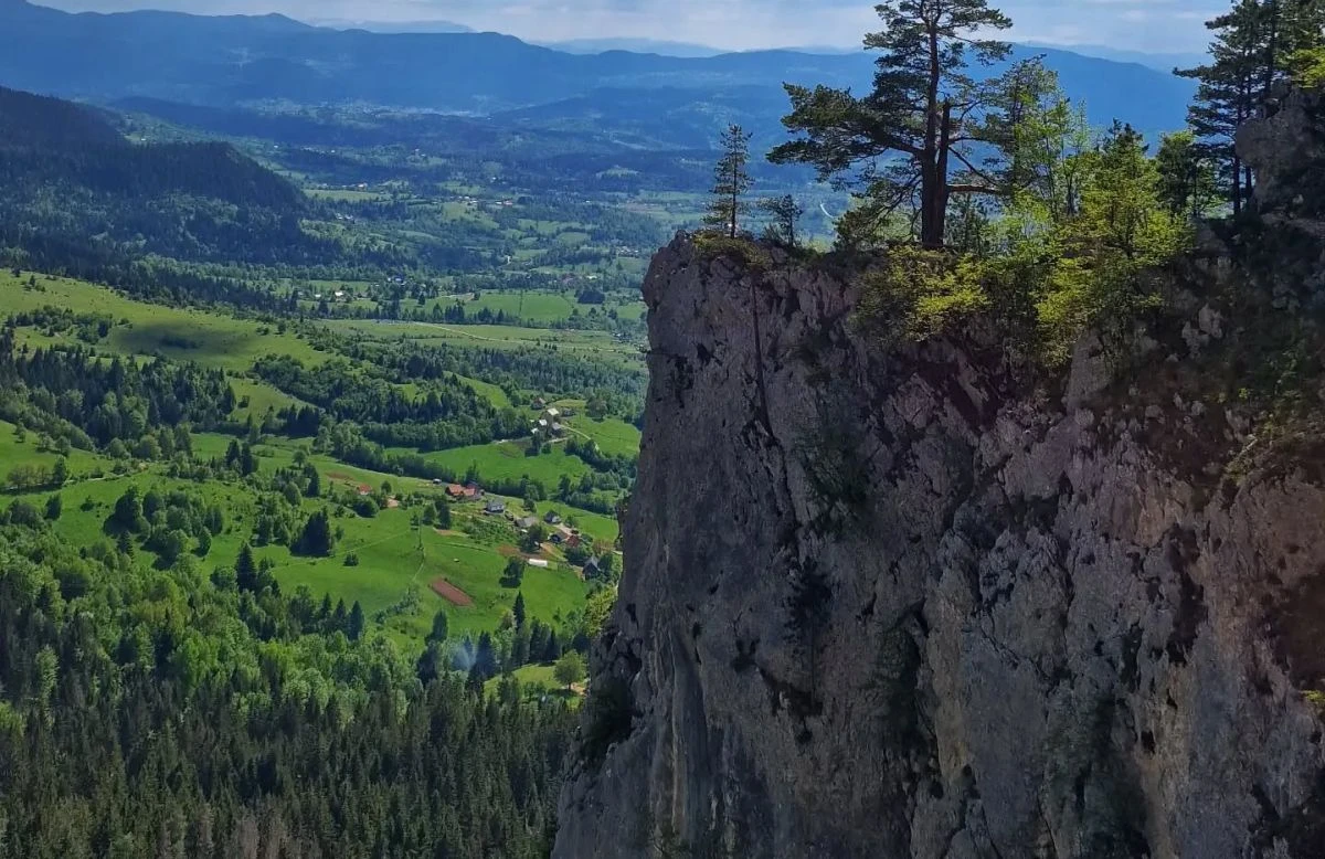 Pri padu sa vidikovca u Rumuniji smrtno je stradao Kalesijanin