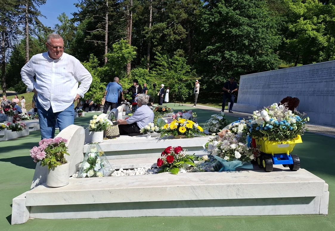 Dino Kalesić na Sandrovom mezaru