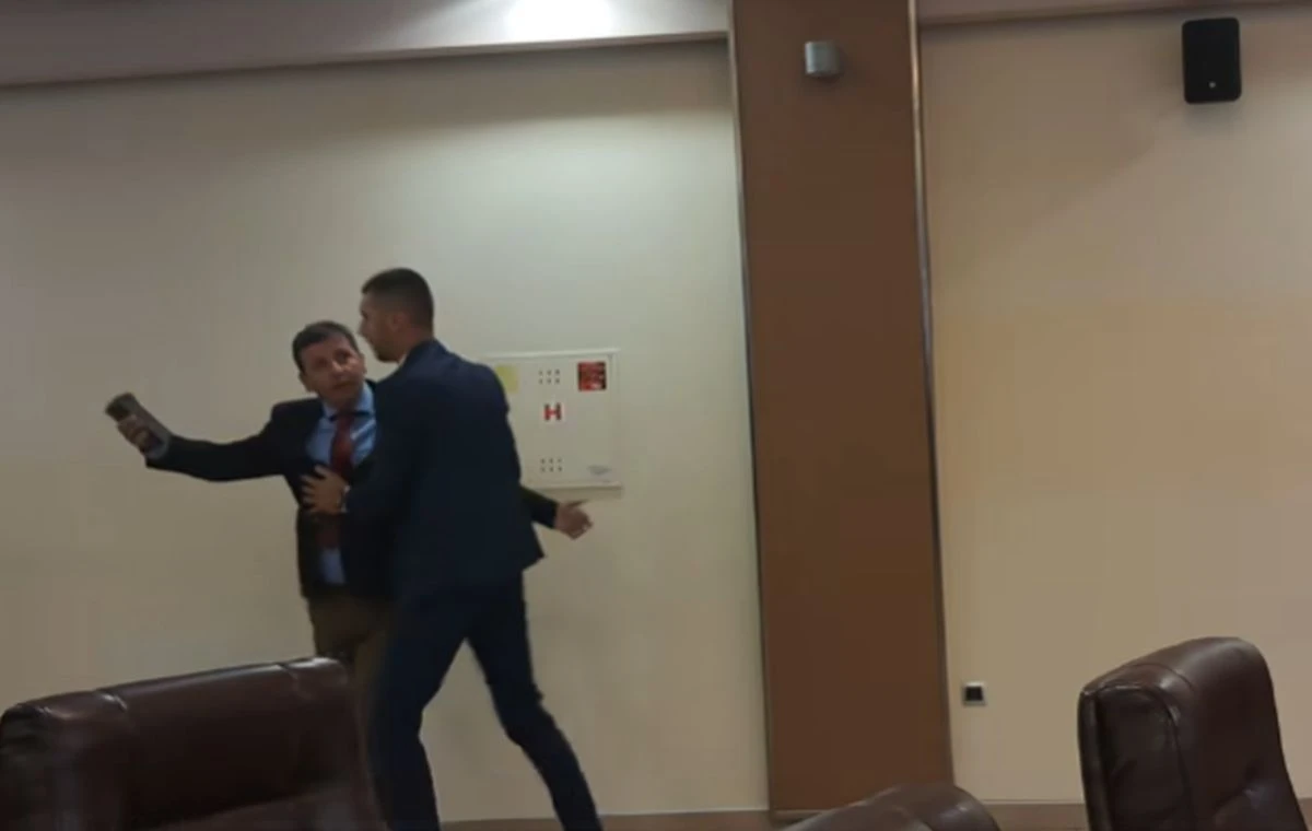 Vukanovića opet odvuklo osiguranje