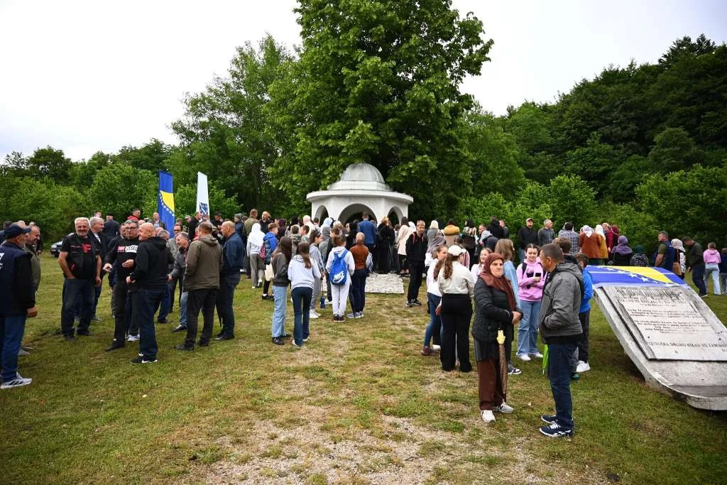 Odavanje počesti ubijenima