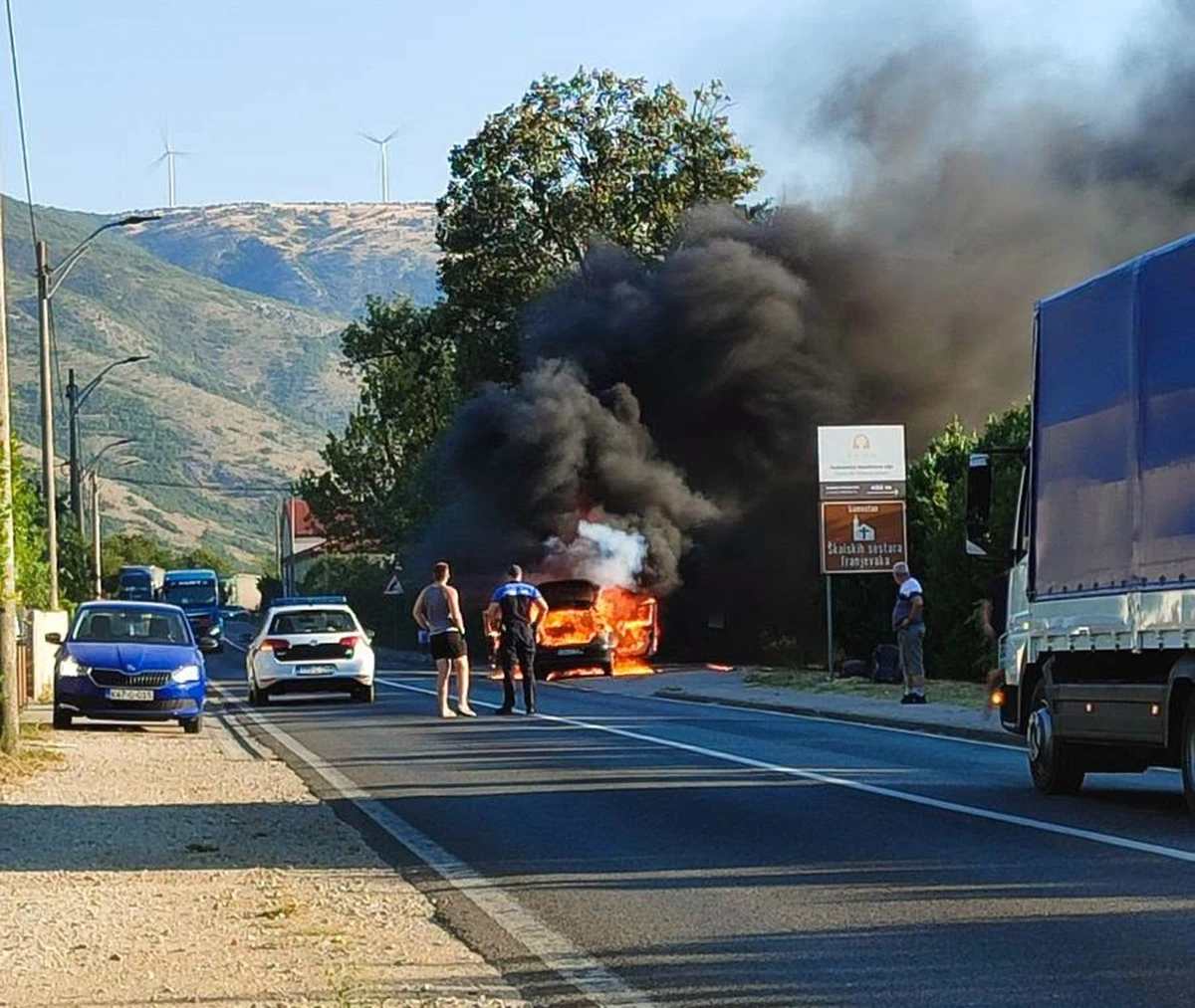 Izgorio automobil