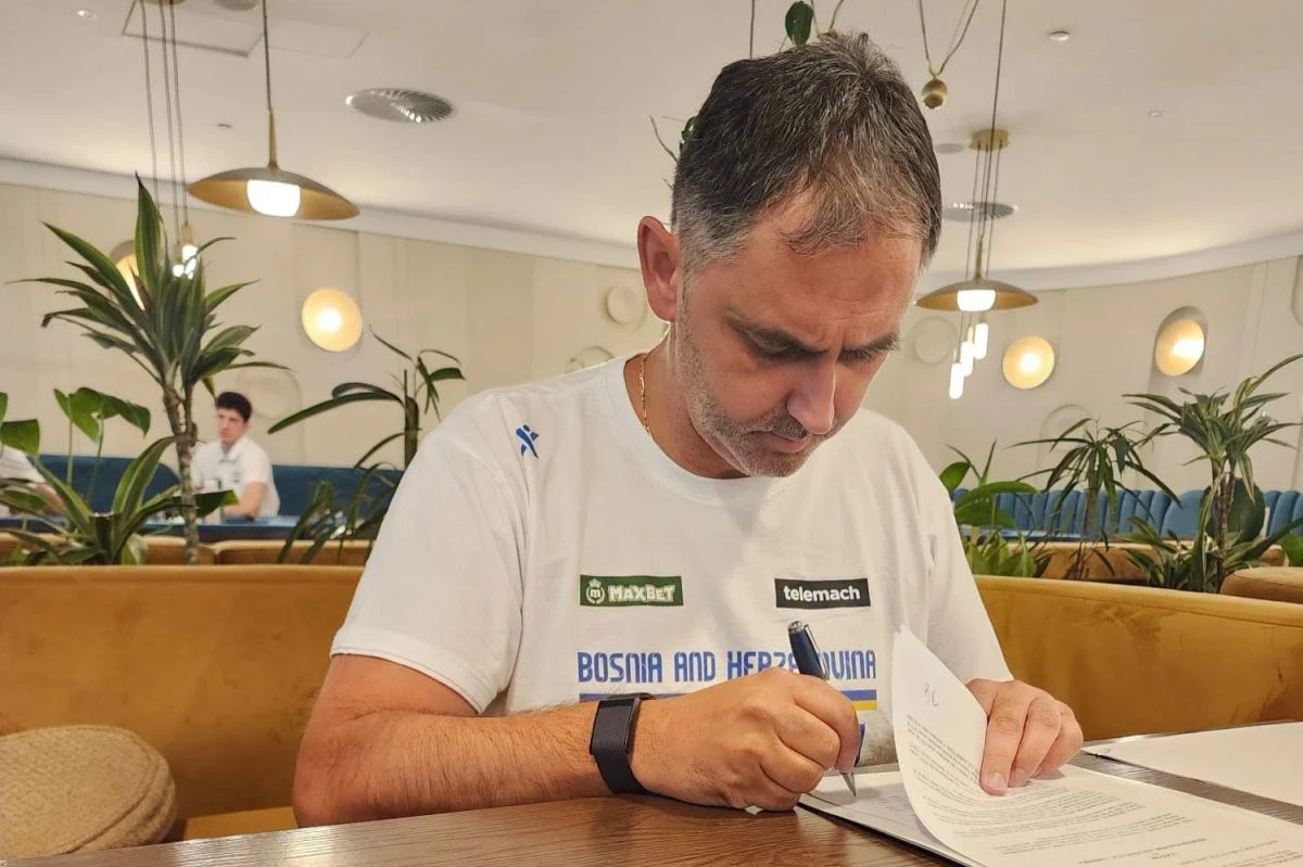 Gjergja je ugovor sa Studentima potpisao u opremi reprezentacije BiH