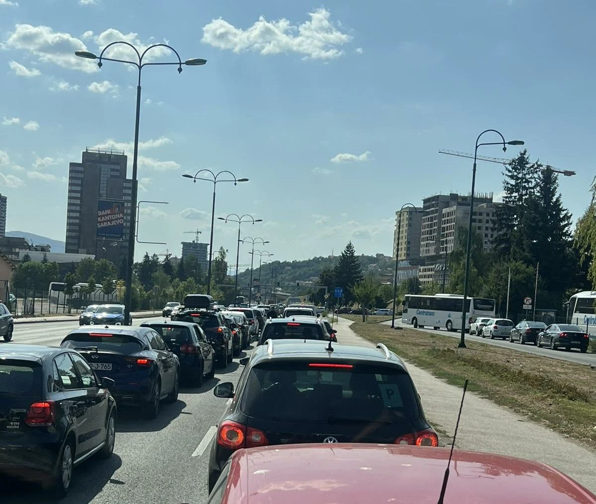 Saobraćaj je obustavljen u Drinskoj ulici, a gužve su i u ulici Put života