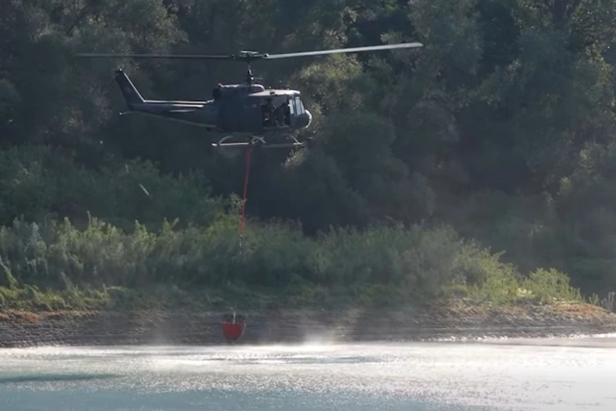 Helikopter OSBiH pomaže u gašenju požara