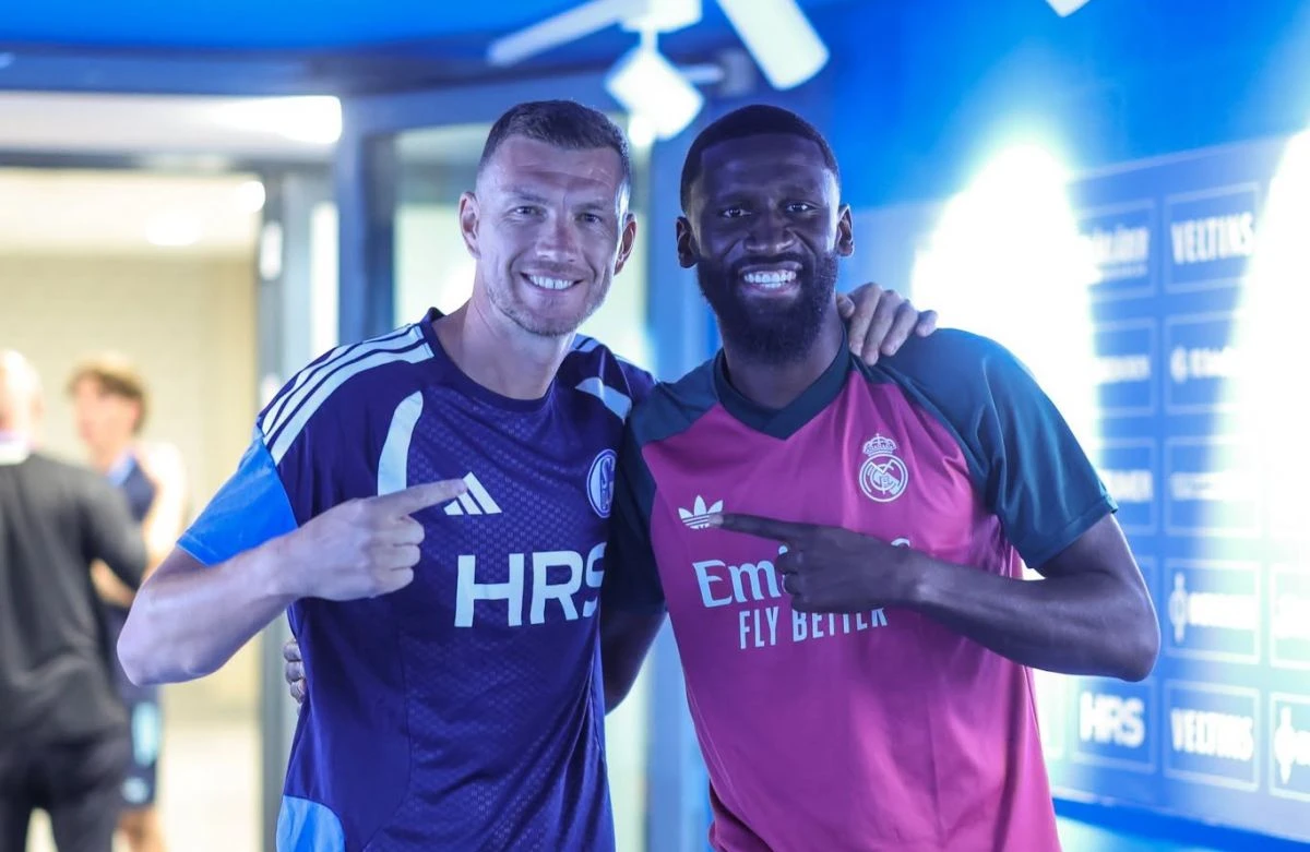 Edin Džeko i Antonio Rudiger prije meča na Veltins Areni
